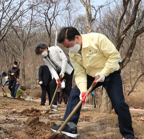 광명시는 지난 26일 광명동굴 주변에서 광복회 주관으로 무궁화심기 행사를 가졌다. (사진제공=광명시청)