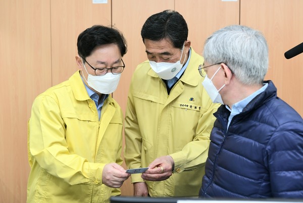 윤화섭 안산시장은 지난 26일 박범계 법무부 장관을 만나 외국인 코로나19 방역관리 방안을 논의하고 외국인 노동자 고용업체 대표자 등으로부터 애로사항을 청취했다. (사진제공=안산시청)