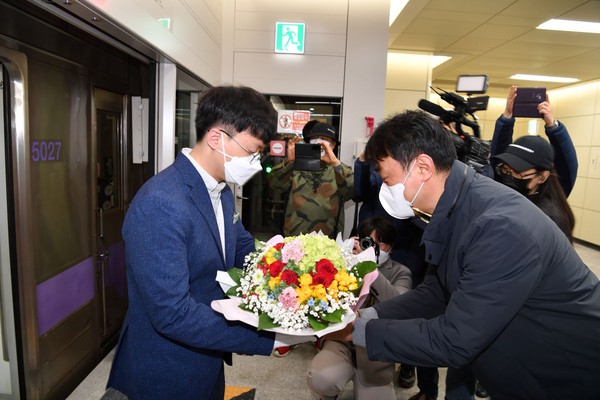 하남시는 지하철 5호선 ‘하남선’ 2단계 구간 개통을 기념하기 위해 ‘첫 열차 승차 체험 행사’를 가졌다. (사진제공=하남시청)
