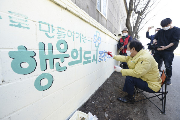포천시는 소흘읍 이동교1리 등 5개 마을에 공공미술로 마을 벽화 사업을 추진하고 나섰다. (사진제공=포천시청)