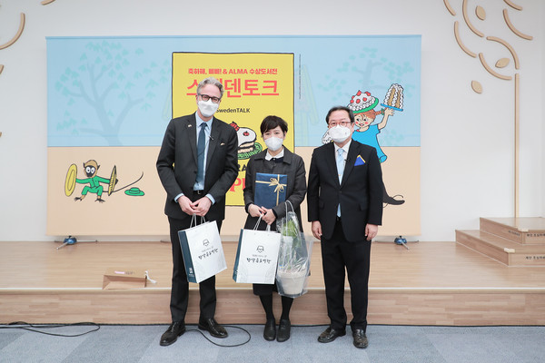 남양주시와 주한 스웨덴 대사관이 공동으로 주최하는 스웨덴 아동 문학 전시회 ‘축하해, 삐삐!&ALMA 수상 도서전’이 26일부터 9월 30일까지 정약용도서관 어린이자료실에서 개최된다. 사진 왼쪽부터 야콥 할그렌 주한 스웨덴 대사, 백희나 작가, 조광한 남양주시장. (사진제공=남양주시청)