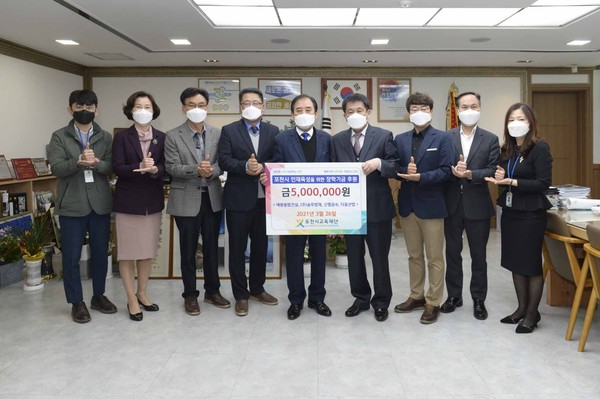 예원종합건설과 협력사인 송우방재, 신평금속, 다움산업은 미래인재 육성을 위한 장학기금 500만원을 포천시교육재단에 기탁했다. (사진제공=포천시청)