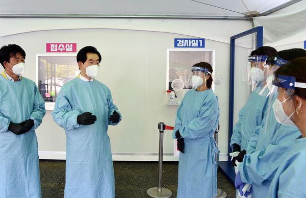 안병용 의정부시장(왼쪽 두번째)이 코로나19 선별진료소를 방문해 운영상황을 점검하고 관계자들을 격려하고 있다. (사진제공=의정부시청)