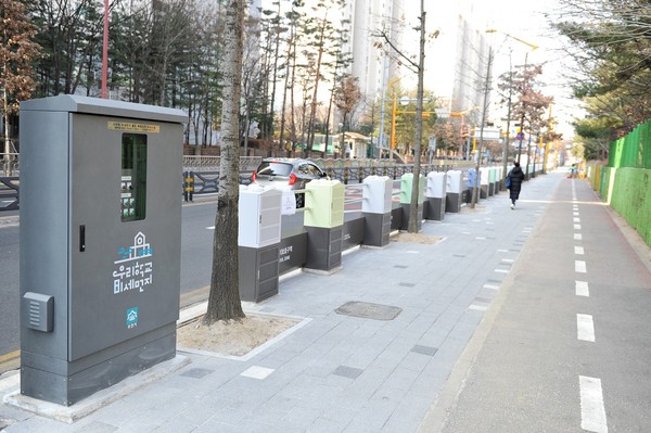 부천 상일초등학교 통학로 100m 구간에 설치된 안전휀스 연계형 ACF 공기정화장치. (사진제공=부천시청)