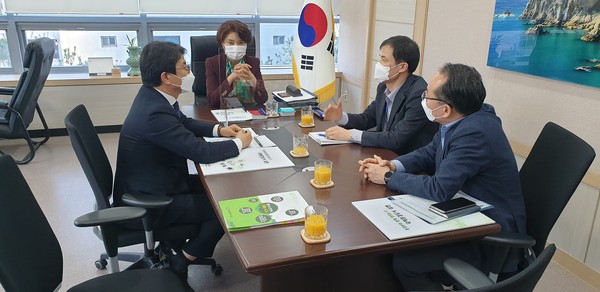 서구는 최근 이재현 서구청장이 한정애 환경부장관을 만나 수도권매립지 종료와 함께 쓰레기 선진화를 이뤄내고, 환경부와 함께 서구를 대한민국을 대표하는 국제환경도시로 만들어내자는 정책을 제안했다. (사진제공=서구청)