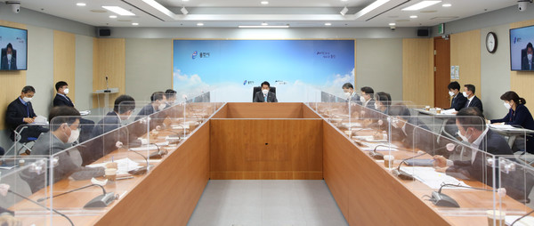 용인시 백군기 시장이 최근 관내 교회에서 코로나19 확진자가 발생하고 있는 것 관련 위기의식으로 추가 확산 방지에 총력을 다해 대응하라고 간부공무원들에게 주문했다. (사진제공=용인시청)