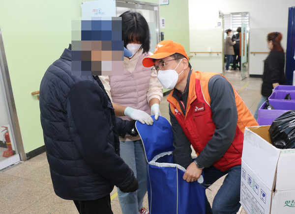 SK인천석유화학이 30일 서구노인복지관에서 ‘한끼 나눔 온(溫)택트’ 전달식을 진행하고 지난 10주간의 나눔 릴레이를 마무리했다고 밝혔다.