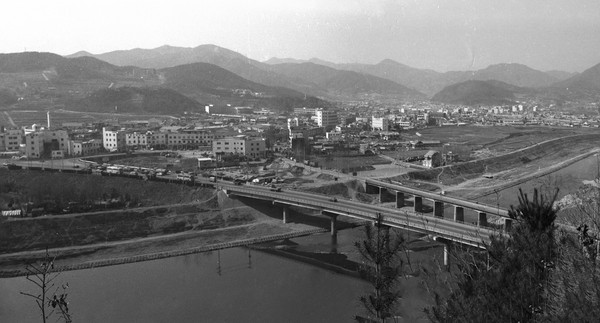 1980년대 경안천과 광주 시가지. (사진제공=광주시청)