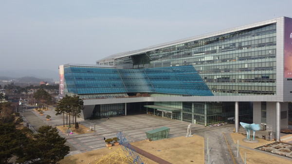성남시는 국토교통부가 주관하는 ‘2021년 스마트시티 솔루션 확산 사업’ 공모에 선정돼, 국비 20억을 지원받아 총 40억원 규모의 스마트 솔루션 사업을 구축하게 된다고 4일 밝혔다. 사진은 성남시청 전경 (사진=중앙신문 DB)