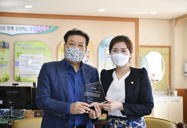 손세화 포천시의회 의장(오른쪽)이 추산초등학교 교육 발전과 학생 안전을 위해 기여한 공로를 인정받아 감사패를 신승 교장으로부터 받았다. (사진제공=포천시의회)