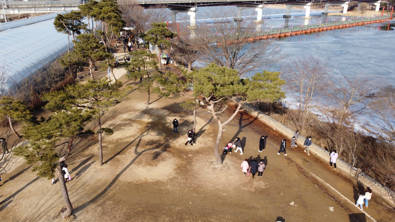 31일 오후 3시 30분께 양평군 양서면에 있는 이곳의 기온은 영상 8도를 기록했으며, 수천여 명의 인파가 세미원과 두물머리를 찾았다. (사진=장은기 기자)