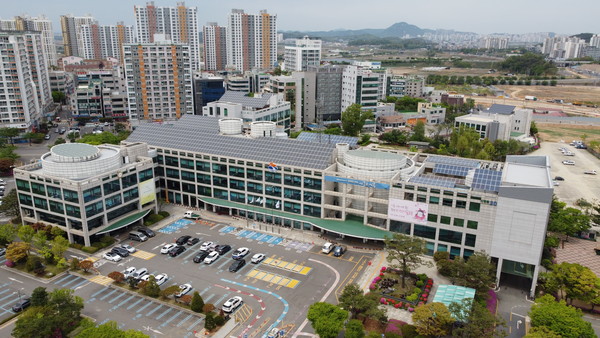 시흥시가 올해 4600명 어르신들의 품격 있는 노후생활을 위해 145억원을 투입한다. 사진은 시흥시청 전경. (사진=중앙신문DB)