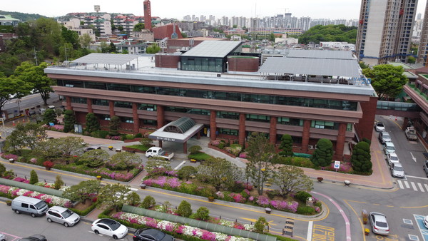 광명시는 2일부터 2021학년도 초등학교 1학년에 입학하는 관내 어린이 가정에 입학축하금 10만원을 지역화폐로 지급한다고 밝혔다. 사진은 광명시청 전경. (사진=중앙신문DB)