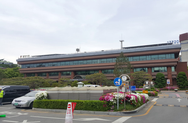 광명시는 3월부터 2021학년도 중·고등학교와 대안교육기관에 입학하는 학생에게 1인당 30만원의 교복구입비를 지원한다. 사진은 광명시청 전경 (사진=중앙신문 DB)