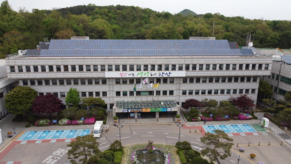 안산시민 상당수가 인천시 옹진군 영흥도 쓰레기 매립지 건설에 반대하며 일방적인 추진 계획 철회를 요구하는 것으로 나타났다. 사진은 안산시청 전경. (사진=중앙신문DB)