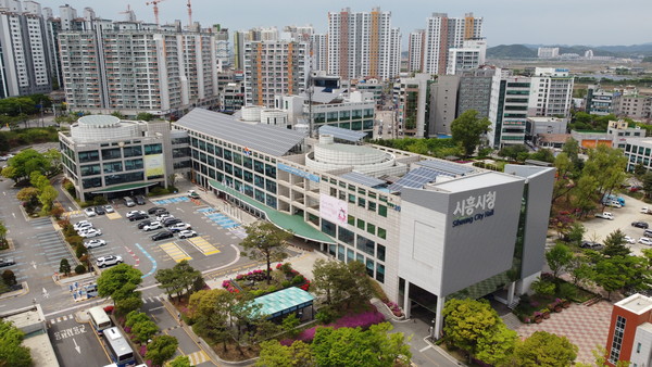 시흥시가 23일 65세 이상 요양병원·시설 종사자 및 입원환자를 대상으로 코로나19 예방접종을 시작한다. 사진은 시흥시청 전경. (사진=중앙신문DB)