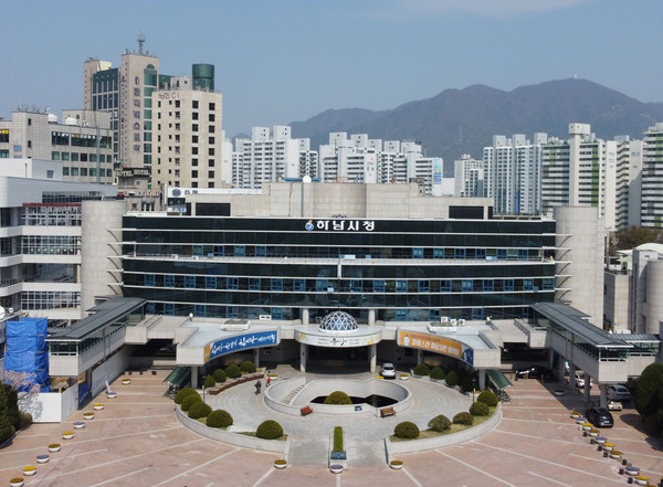 하남시는 직업을 속여 신종 코로나바이러스 감염증(코로나19) 관리에 지장을 초래한 망월동 소재 A학원 학원장과 학원강사를 광주하남교육지원청에 통보하고 경찰에 고발조치 할 예정 이라고 25일 밝혔다. 사진은 하남시청 전경 (사진=중앙신문 DB)