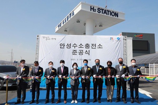 안성시는 31일 김보라 안성시장 , 안세창 수도권대기환경청장 등 약 10여명이 참석한 가운데 안성시 수소충전소 준공식을 개최했다. (사진제공=안성시청)