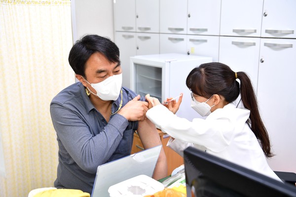김상호 하남시장이 1일 오전 하남시보건소에서 아스트라제네카 백신을 접종했다. (사진제공=하남시청)