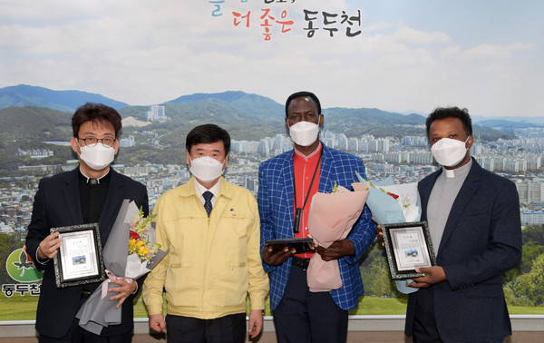 동두천시는 시청 상황실에서 외국인 코로나19 검사 선제 대응 유공자에게 시장 감사패를 전달했다고 4일 밝혔다. (사진제공=동두천시청)