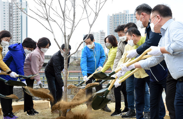 의정부시는 지난 2일 제76회 식목일을 맞아 민락천변 녹지대에서 나무심기 행사를 개최했다. (사진제공=의정부시청)
