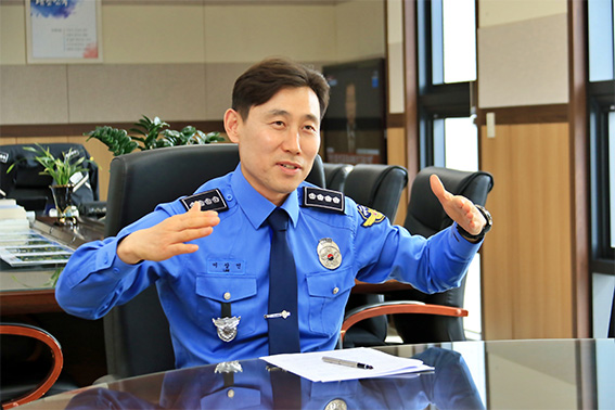 경기 남부와 충남 북부 해역의 해양주권 수호와 해상 치안을 담당하고 있는 평택해양경찰서가 2021년 4월 1일로 개서 10주년이 됐다. 이상인 서장은 “개서 10주년을 맞아 국민에 봉사하고, 신뢰받는 평택해경, 지역 주민과 함께 하는 평택해경이 되도록 노력하겠다”고 다짐했다. (사진제공=평택해양경찰서)