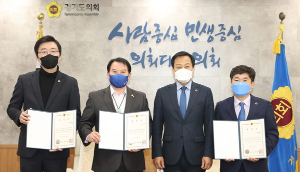 도의회가 공직사회의 부동산 부패를 청산하기 위해 구성한 ‘부동산 투기 근절 대책단’이 5일 현판식 및 위촉식을 갖고 공식 출범했다. 장현국 의장(더민주, 수원7)은 이날 오후 의장 접견실에서 ‘부동산 투기 근절 대책단(이하 대책단)’ 위촉식을 열고, 단장인 정대운 윤리특별위원장(더민주, 광명2)과 위원인 김영준(더민주, 광명1)·최세명(더민주, 성남8) 의원에게 위촉장을 수여했다. (사진제공=경기도의회 제공)