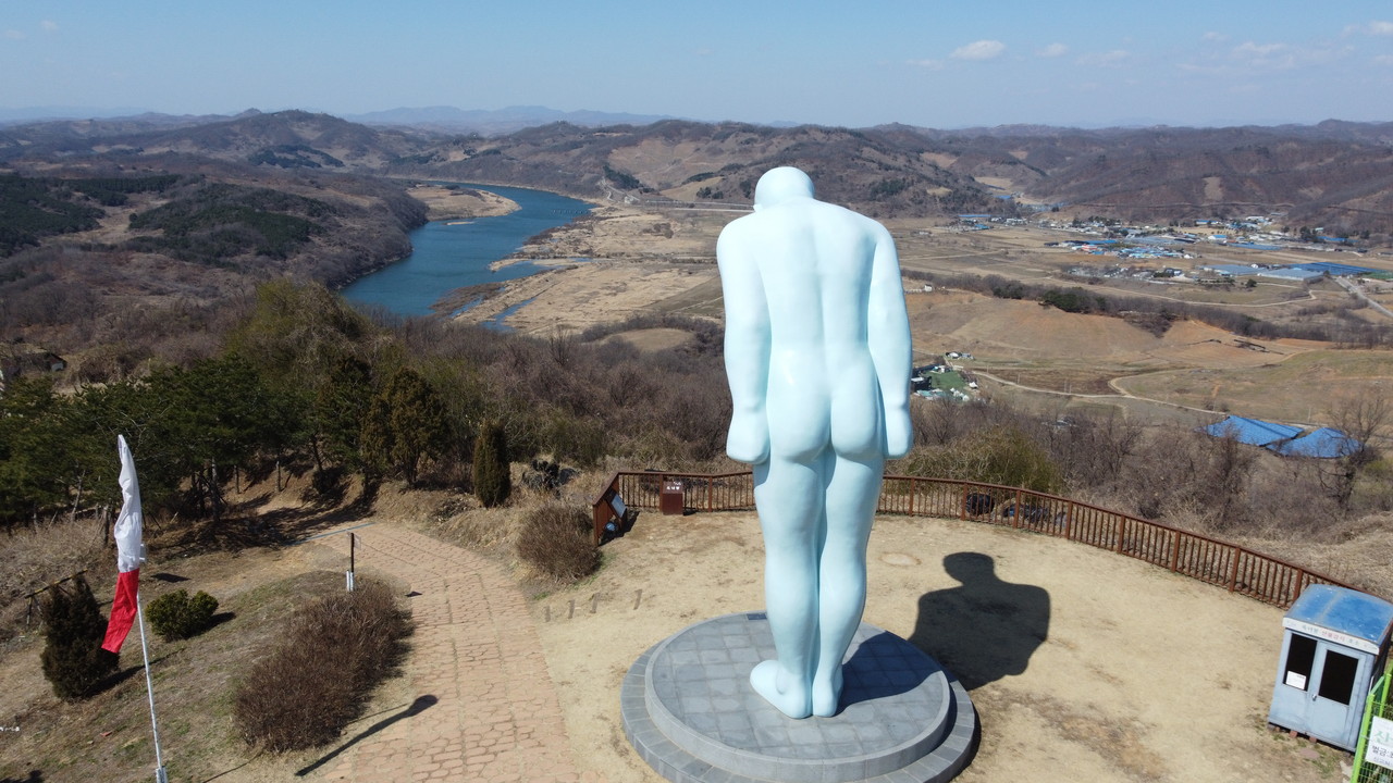 연천 옥녀봉에 세워진 그리팅맨(인사하는 사람)이 화창한 봄날인 6일 오전 11시 고개 숙인 그 모습 그대로 북녘을 바라보며 평화를 염원하고 있다. 멀리 임진강이 보인다. (사진=남상돈 기자)