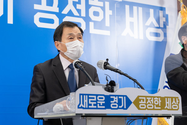 6일 오전 경기도청 브리핑룸에서 이병우 복지국장이 2021년 경기도 중 · 장년 지원 계획을 브리핑 하고 있다. (사진제공=경기도청)