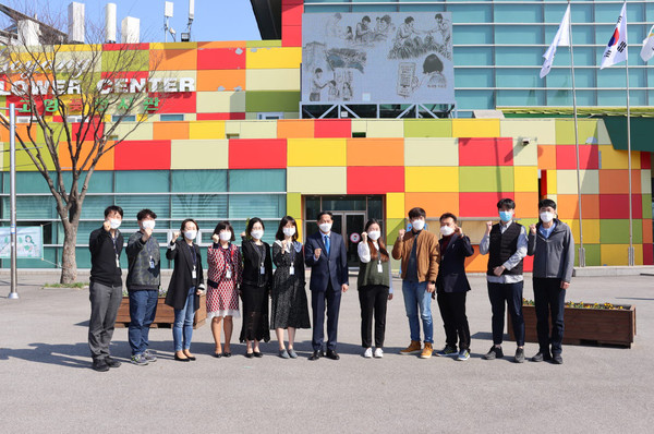 재단법인 고양국제꽃박람회가 고양꽃전시관에서 이재준 고양시장과 고양국제꽃박람회 직원과의 소통 간담회를 가졌다. (사진제공=고양시청)