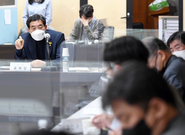 안산시는 지난해 4월부터 실시한 연구용역에 대해 전날 시청 제1회의실에서 윤화섭 시장과 박태순 시의회 도시환경위원장을 비롯해 용역수행사인 선구엔지니어링 관계자 등이 참석한 가운데 최종보고회를 열고 4호선(안산선) 지하화를 통해 축구장 100개 면적에 달하는 70만3215㎡를 개발할 수 있게 돼 최대 1조8000억 원의 편익이 발생할 것이라는 연구결과에 대해 논의했다. (사진제공=안산시청)