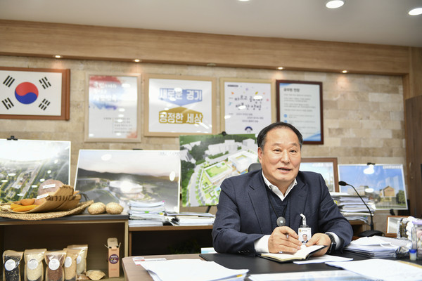 정동균 양평군수는 “지속성장 가능한 교육·체육도시의 입지를 다지기 위해 각고의 노력을 다하고 있다”며 “학습도시 시스템을 마을단위까지 촘촘히 구축해 양평군 학생을 비롯한 군민 모두가 만족하는 균형 성장을 이루겠다”고 말했다. (사진제공=양평군청)