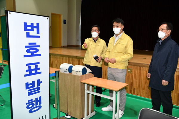 김상호 하남시장은 하남종합운동장 제2체육관에 설치 중인 예방접종센터 준비상황을 점검했다. (사진제공=하남시청)
