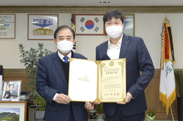 포천시는 7일 사회적공유연구원과 포천시 도시재생 기초지원센터 및 영북면 도시재생 현장지원센터 민간위탁 협약식을 체결했다. (사진제공=포천시청)