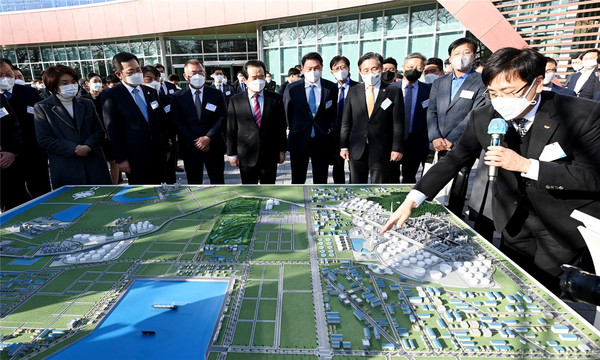지난 3월 2일 인천 서구 SK인천석유화학에서 ‘제3차 수소경제위원회’와 ‘인천시 수소산업기반 구축 MOU 체결식’이 열렸다. SK수소액화플랜트 사업예정지에 대한 설명을 듣고 있다. (사진제공=인천시청)