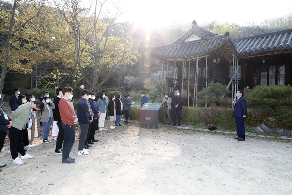 한대희 군포시장이 둔대동 박씨고택 앞에서 군포시 공직자혁신디자인스쿨 교육생들에게 문화도시 조성 방향에 관해 설명하고 있다. (사진제공=군포시청)