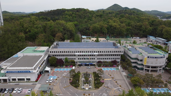 안산시는 출자기관인 안산도시개발로부터 2020년 결산에 따른 이익배당금 3억4930만원을 받아 시민 숙원사업에 투입한다다. 사진은 안산시청 전경. (사진=중앙신문DB)