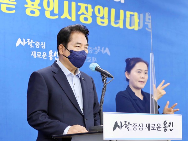 백군기 시장은 8일 긴급 페이스북 라이브방송을 통해 “개발 관련 부서에 직원 343명의 가족 2769명을 조사한 결과 플랫폼시티와 용인 반도체클러스터 대상지 내 토지를 보유한 사람은 없다”고 밝혔다. (사진제공=용인시청)