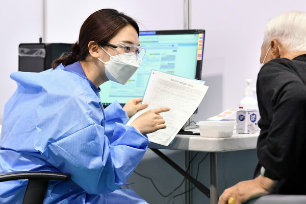 수원시 제1호 예방접종센터에서 한 간호사가 어르신에게 주사 후 설명을 하고 있다. (사진제공=수원시청)