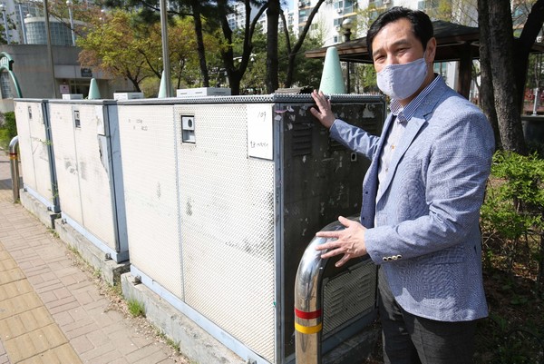 하남시의회 더불어민주당 강성삼 부의장이 보행을 방해하고 도시미관을 해치는 도심 속 흉물로 전락한 한전패드 이설을 촉구하고 나섰다. (사진제공=하남시의회)