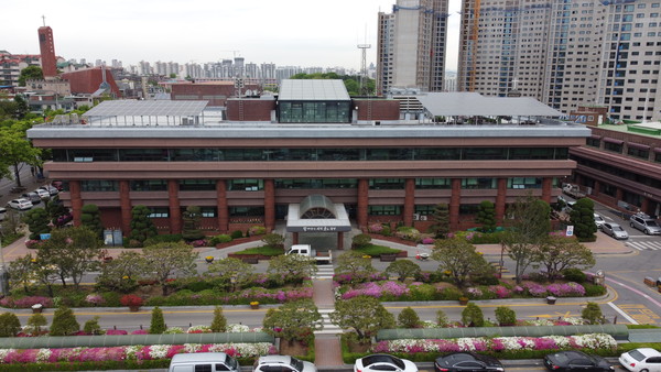 광명시가 과학기술정보통신부가 추진하는 ‘2021년 어린이과학체험공간 확충 지원사업’에 최종 선정되어 어린이들을 위한 생활 속 과학놀이체험의 장을 조성할 계획이다. 사진은 광명시청 전경 (사진=중앙신문 DB)