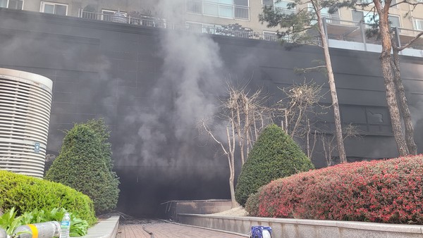 10일 오후 4시 29분께 남양주 다산동의 한 주상복합건물 상가에서 화재가 발생해 이곳에 거주하는 주민들이 긴급 대피하는 등 수백여 명의 이재민이 발생했다. (사진제공=경기북부소방재난본부)