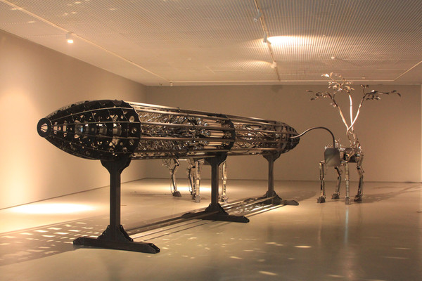 김진우, 진화의 비밀  #J-1, 2017, 13000x6800x3500mm, Steel, Stainless steel, Motor, Motion Sensor, Led (사진제공=성남문화재단)