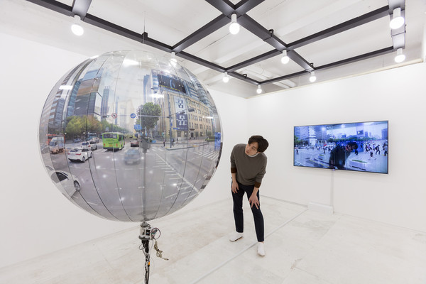 이재원, 구체풍경, 2019, 120x120x120cm, plexiglass, arduino, step motor, iphone, laser print, monitor, variable installation  (사진제공=성남문화재단)
