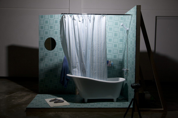 조이경, IN2. 저 샤워기는 그 샤워기가 아니었음에도 불구하고, 2015, Single Channel Video Installation  (사진제공=성남문화재단)