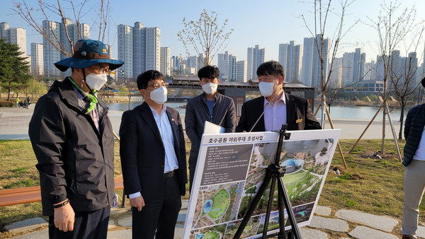 김포한강신도시의 공원이 확 바뀐다. 운양동 야생조류생태공원에는 미세먼지 필터숲이 조성되고 마산동 호수공원에는 2단계 장미원이 꾸려진다. 사진은 김포한강신도시 호수공원. (사진제공=김포시청)