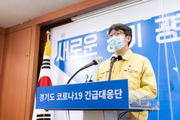 12일 오후 경기도청 구관2층 브리핑룸에서 임승관 코로나19 긴급대응단 단장이 온라인 브리핑 방식으로 코로나19 긴급대응단 정례브리핑을 하고있다. (사진제공=경기도청)