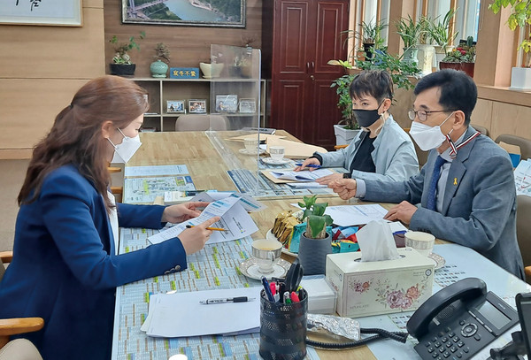 포천교육지원청 심춘보 교육장과 포천시의회 손세화 의장은 12일 포천교육 발전을 위한 소통 간담회를 개최했다. (사진제공=포천시청)