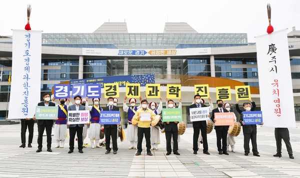 신동헌 광주시장은 12일 시립광지원농악단 30여명을 이끌고 경기도청 북부청사를 찾아 퍼포먼스를 펼치고 경과원 유치 제안서를 제출했다. (사진제공=광주시청)