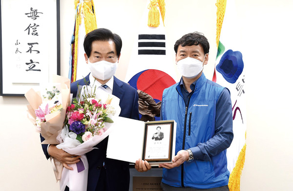안병용 의정부시장(왼쪽)이 12일 노사 간의 소통과 공감을 통한 화합과 의정부시 공직자를 위한 근로조건 향상의 공로로 전국시군구공무원노동조합연맹으로부터 감사패를 받았다. (사진제공=의정부시청)